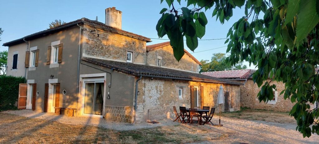 Gîte de charme écoresponsable près du Futuroscope , Le Rémijour Sud Vienne , le gite vu d'ensemble face